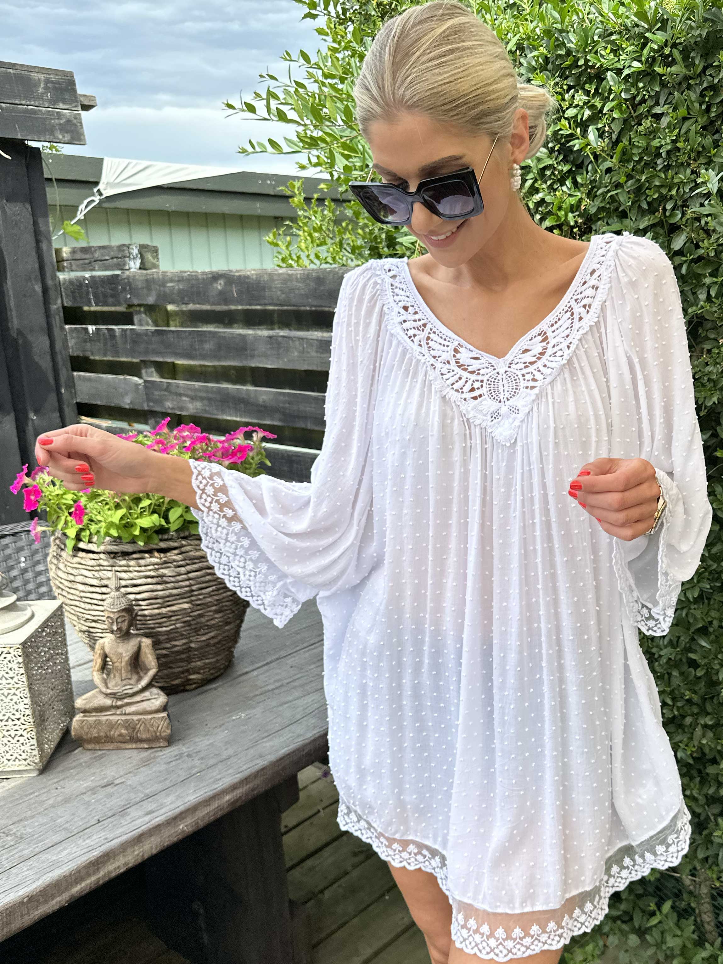 Benedicte - Sød tunika med broderet og blonde detaljer